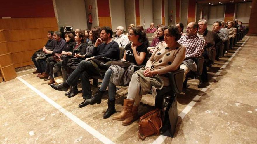 Perspectiva del público que asistió a la charla sobre Tarzán en el auditorio vigués del Areal. // J. Lores