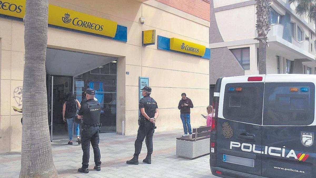 Desaparecen las colas en Correos de Melilla tras la orden de pedir el DNI a los votantes.