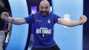 Manolo González festeja el ascenso en el estadio perico.