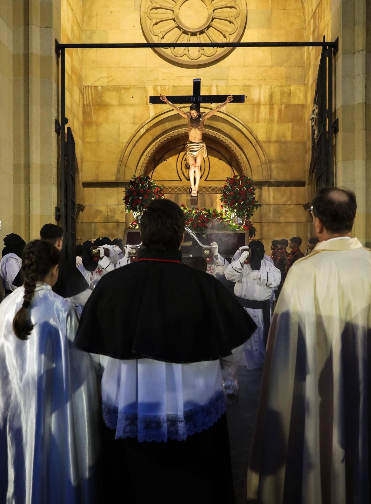 El vía crucis del Jueves Santo en Gijón, en imágenes