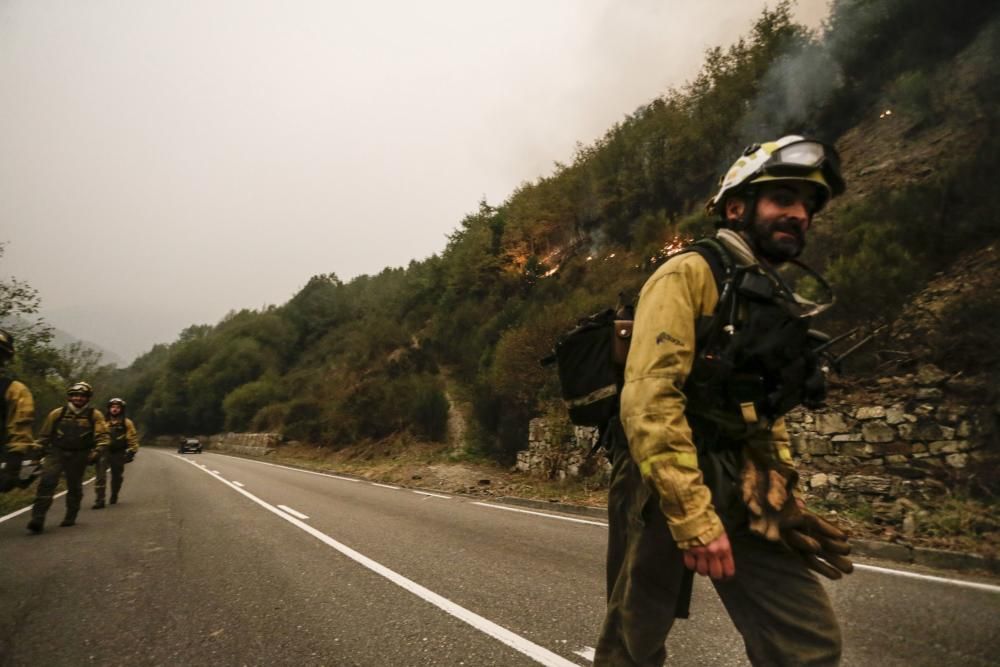 El suroccidente asturiano lucha contra las llamas