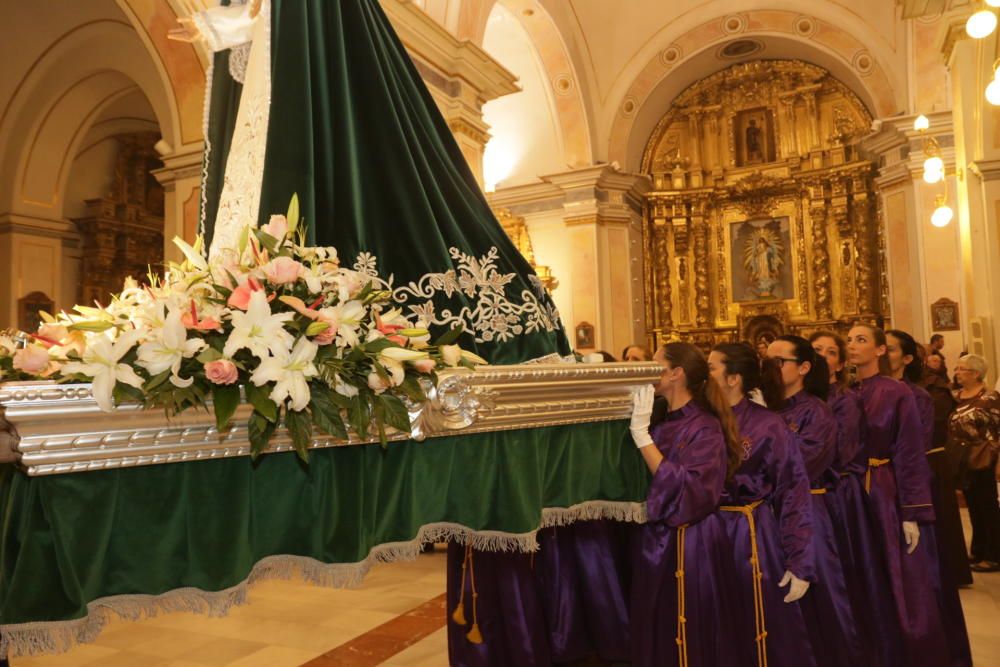 Raquel Alario ejerce de porteadora en la Semana Santa de Gandia