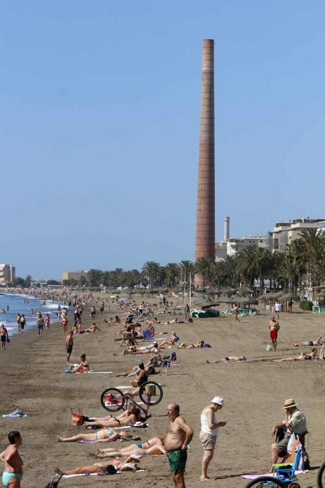 Los malagueños se lanzan a la playa