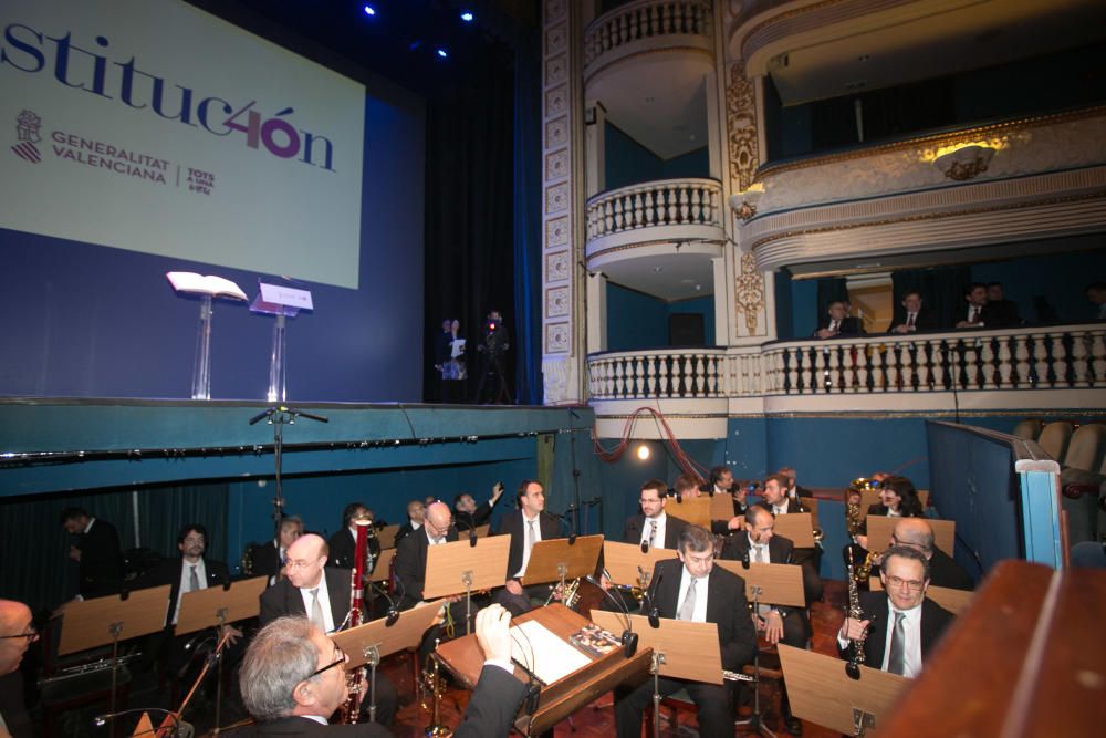 La Generalitat en pleno celebra en Alicante las cuatro décadas de la Carta Magna con un acto institucional en el Teatro Principal que llega en medio de los ataques al modelo territorial y de la alerta ultra.