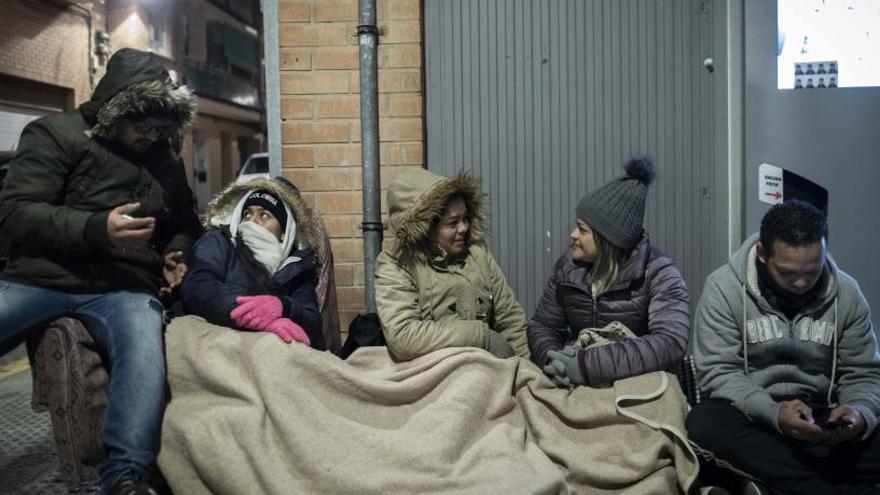 Demandantes de asilo duermen en la calle para coger turno.