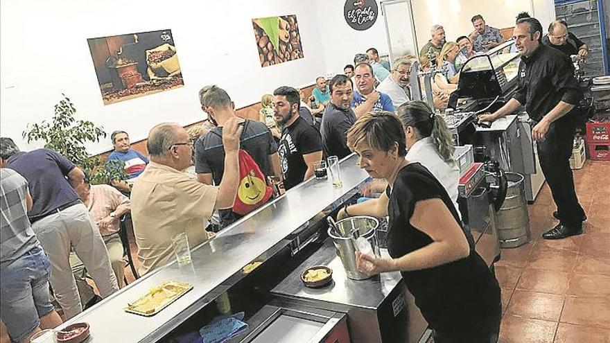 José María Cachinero y Francisca Ascona abren en la Ronda de Pajares, de El Carpio, el restaurante ‘El pedal de Cachi’