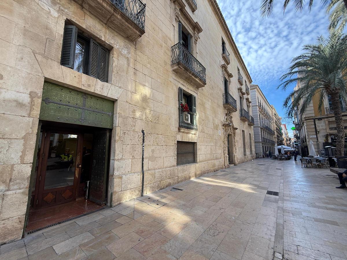 La reapertura del Ayuntamiento de Alicante, por la puerta de atrás.