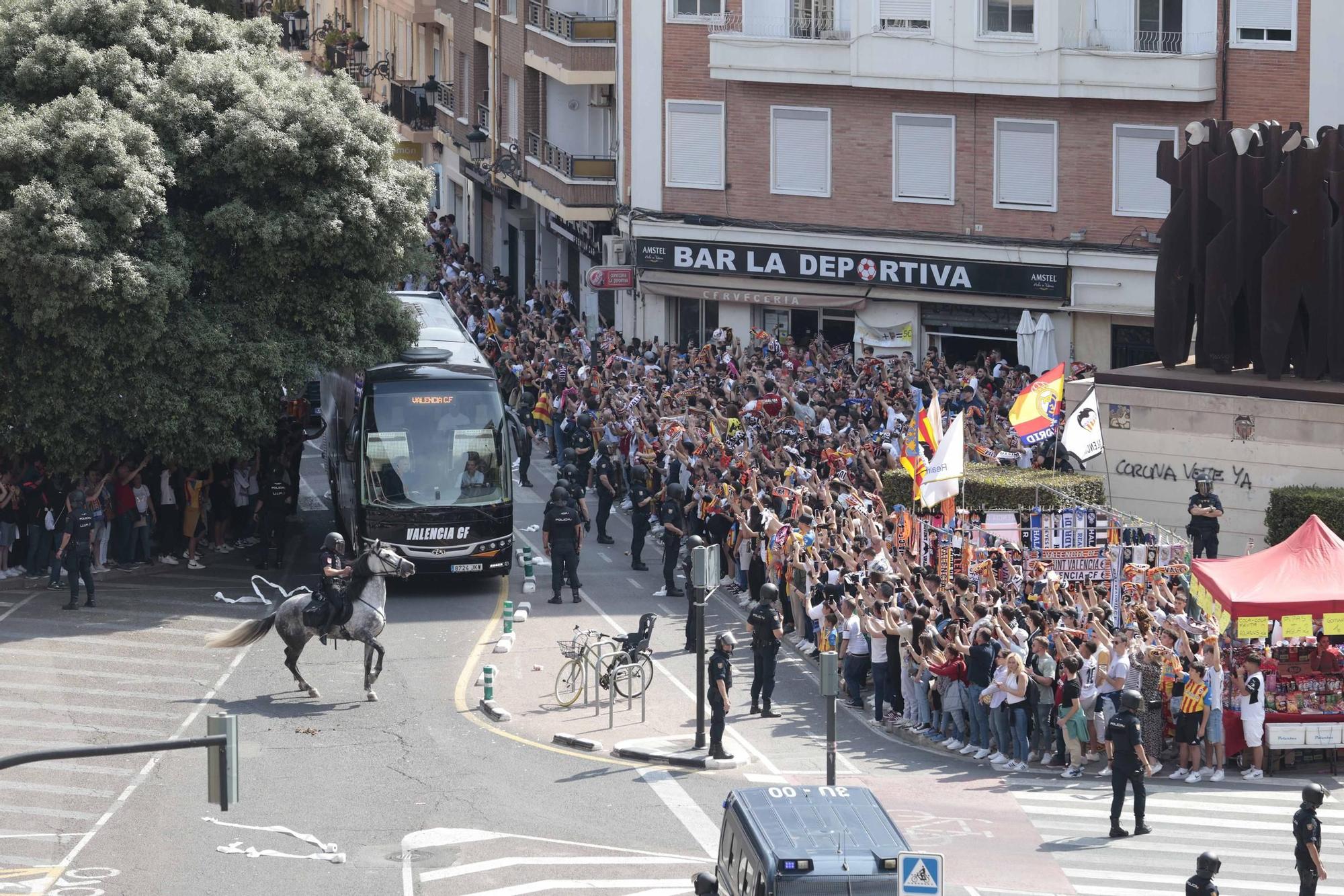 Ambientazo en la llegada de los equipos