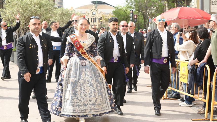 La comisión que siempre recoge el premio vestidos de &quot;negro fallero&quot;