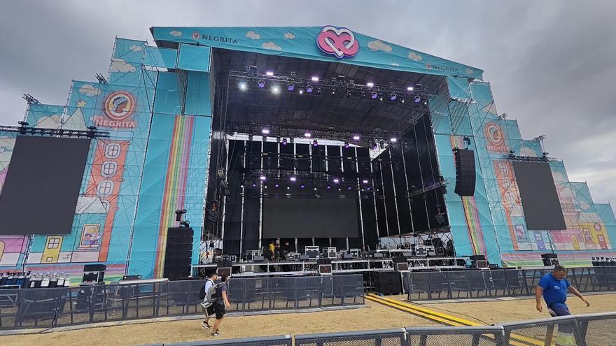 Listos los escenarios gigantes, ya montados: así se ve la zona principal de conciertos y el parque de atracciones con la noria
