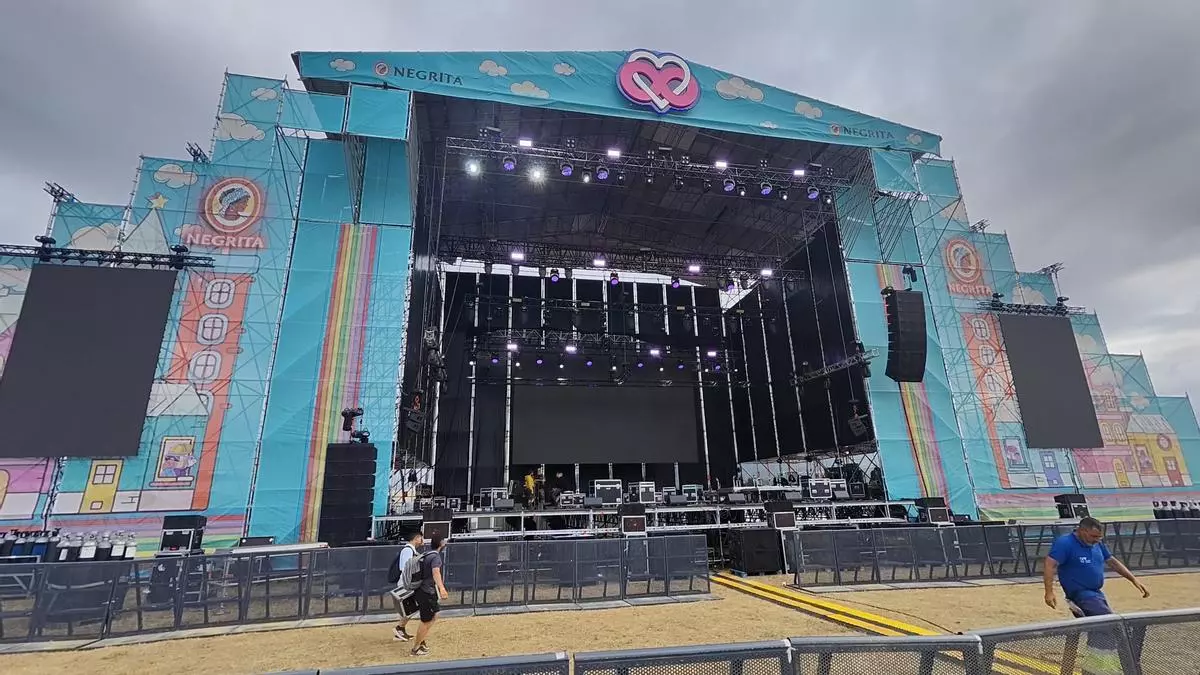 Listos los escenarios gigantes, ya montados: así se ve la zona principal de conciertos y el parque de atracciones con la noria