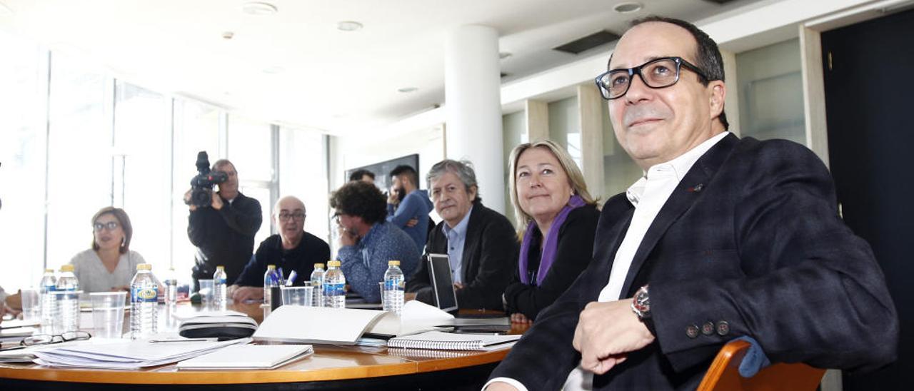 Enrique Soriano, en primer plano, junto a otros miembros del consejo rector de la nueva RTVV.