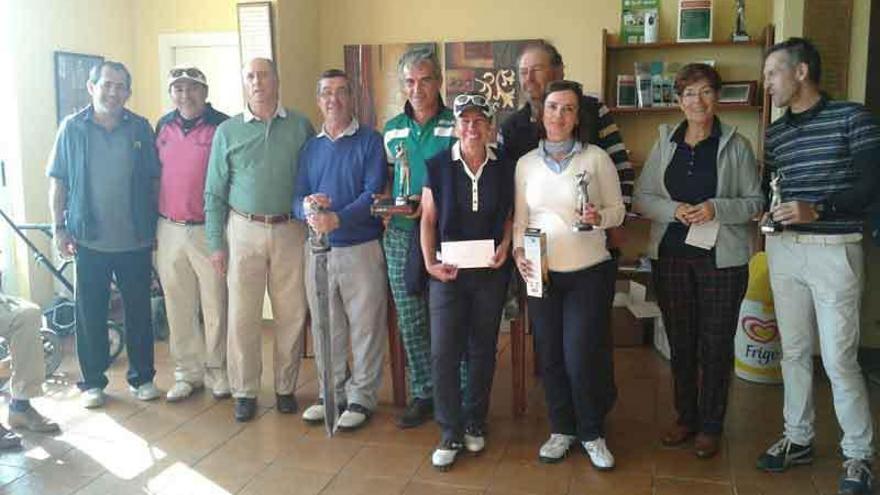 Participantes en el torneo de golf celebrado en el Campo de Golf de Villarrín posan con sus trofeos.