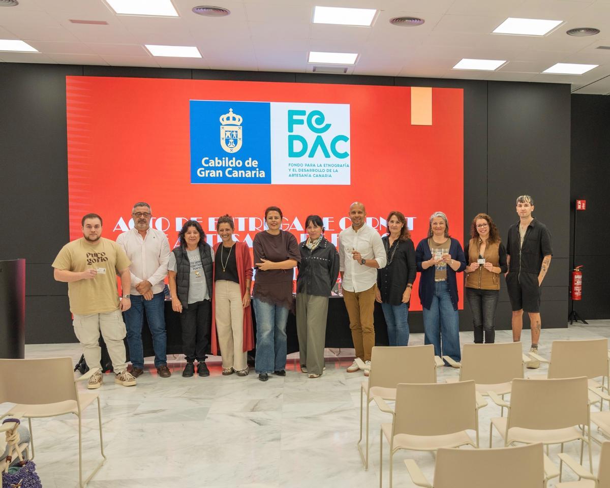 Entrega del carnet de artesano de la Fedac.