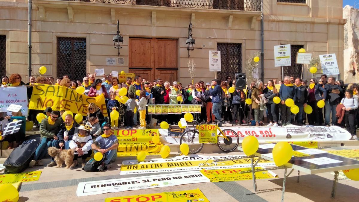 Los manifestantes en la plaza del Ayuntamiento de Monóvar.