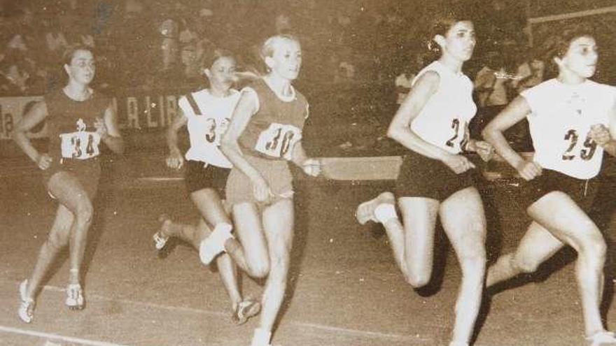 Portada de &#039;Faro de Vigo&#039; en 1969 con la fotografía de los hombres campeones gallegos de campo a través y Elia, ganadora en la prueba femenina. En la siguiente imagen, ella es la número 36 (detrás iba Luisa Armesto, que sigue corriendo hoy y es entrenadora) y a la derecha, en una prueba, rodeada de hombres anotando tiempos.