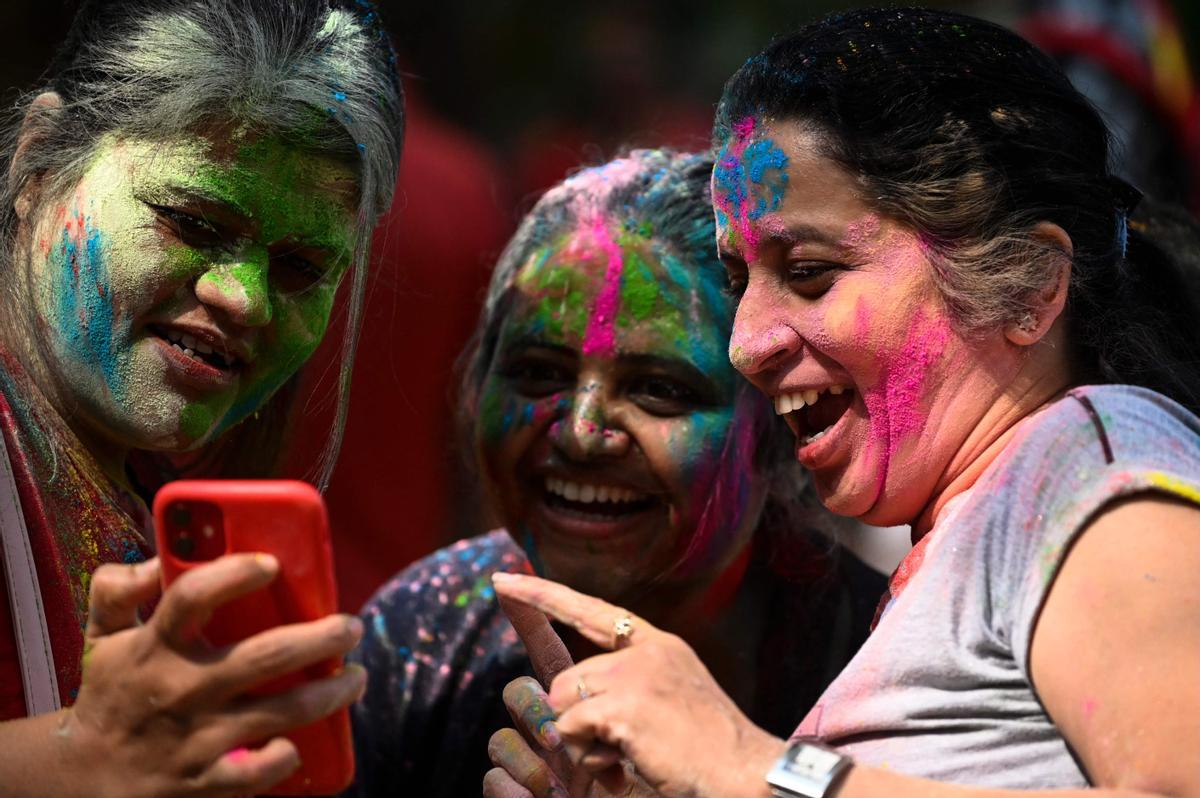 Participantes en las celebraciones del Holi en Bombay