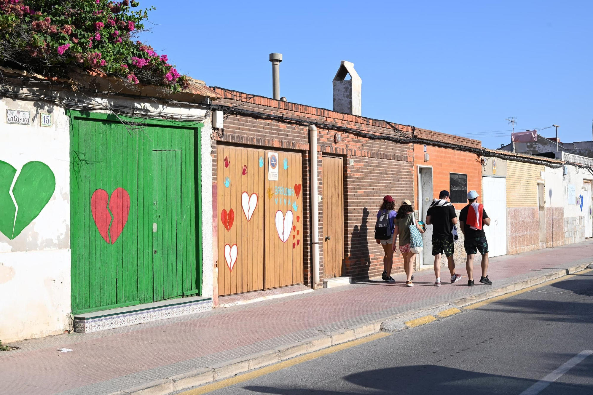 Corazones rotos en playa Babilonia: Los vecinos piden apoyo para mantener las casas en pie