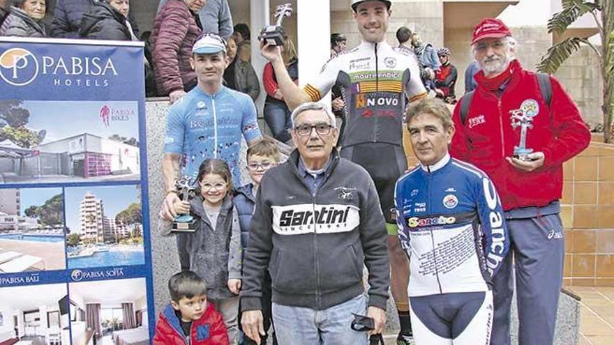 El velocista pobler Joan Batle aparece en el centro del podio, con Nino Fernández a la izquierda.