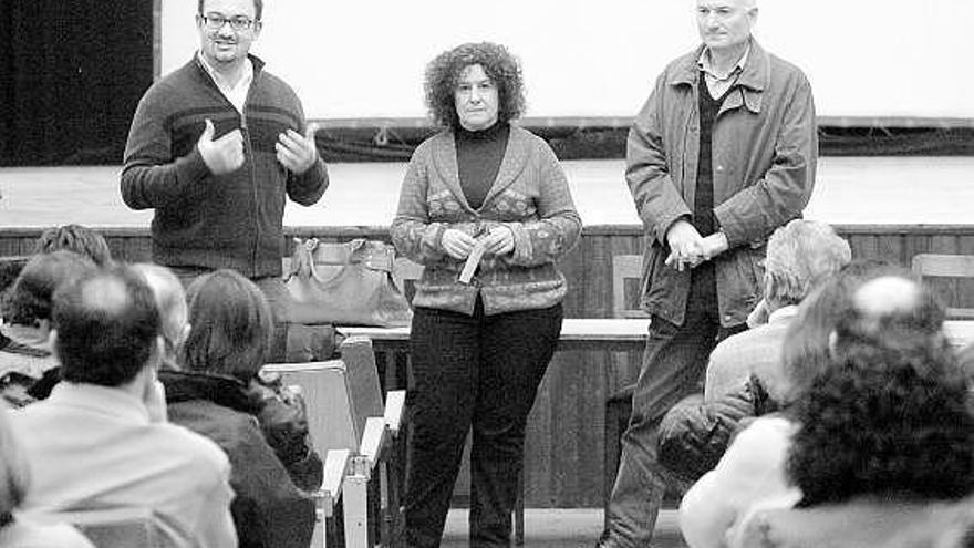 Por la izquierda, Gerardo Domenech (CSIF), Beatriz Quirós (Suatea) y Luis F. León (CC OO), en la asamblea de ayer.