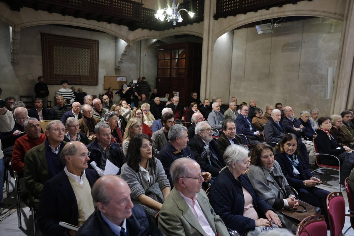 El salón de actos de las Academias, al inicio de la presentación