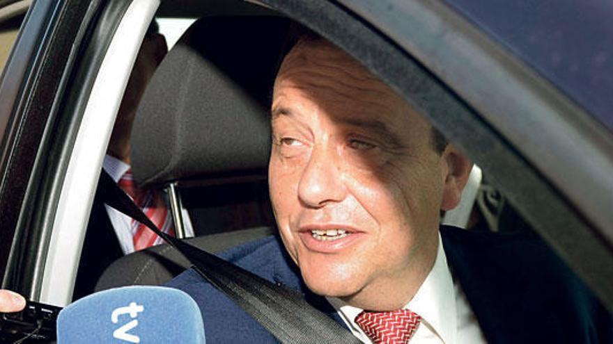 El fiscal Horrach responde a los periodistas a su salida de la prisión de Segovia.