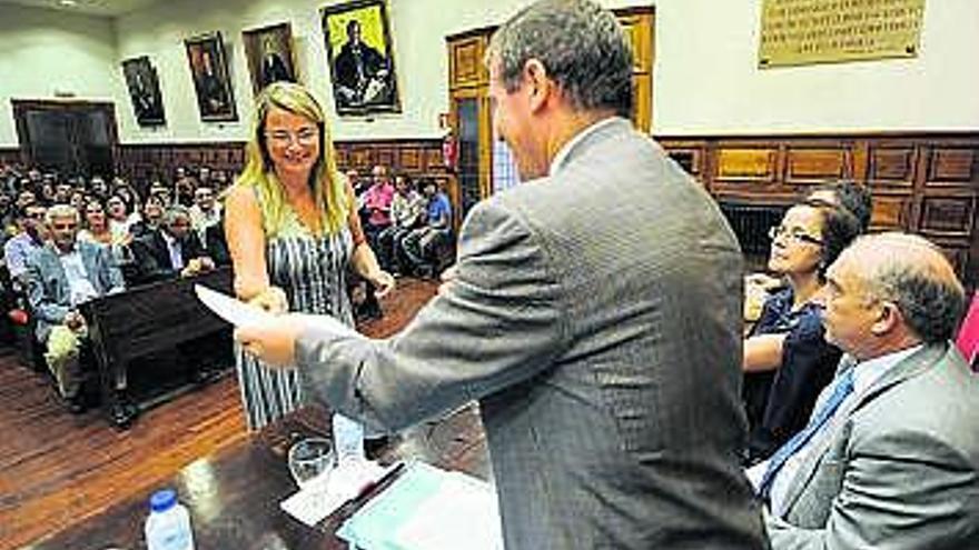 Herminio Sastre, consejero de Educación, entrega uno de los diplomas.