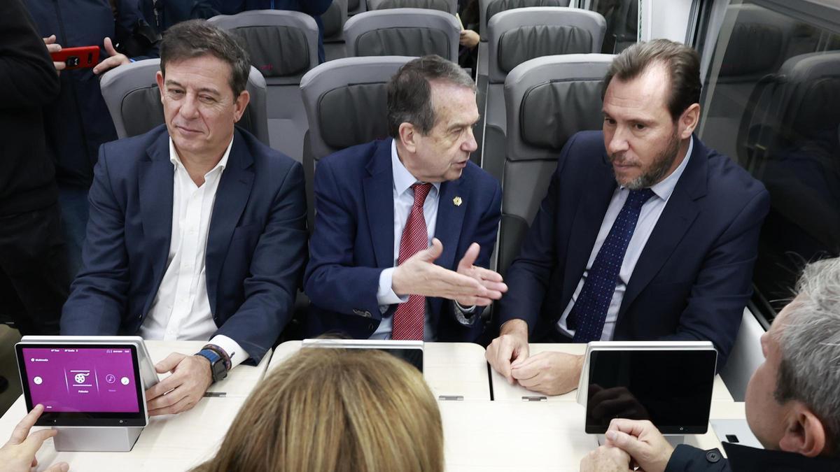 Abel Caballero y Óscar Puente durante la presentación de los trenes Avril en Vigo en 2024