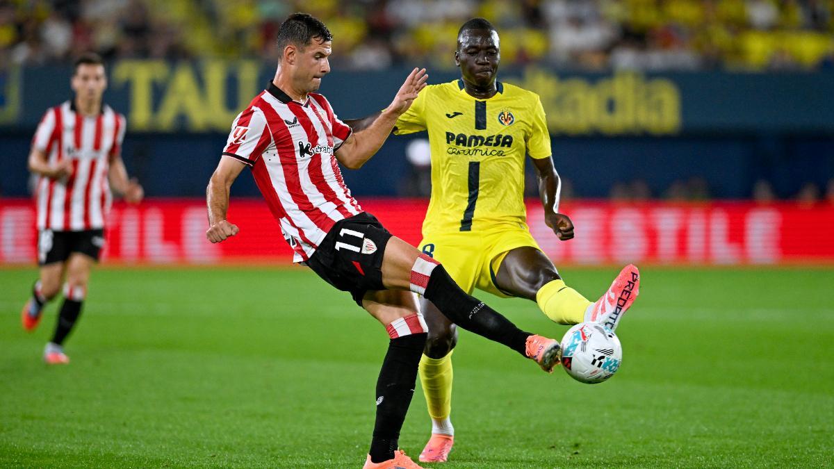 El delantero del Athletic Club, Gorka Guruzeta, disputa el balón ante Pape Gueye