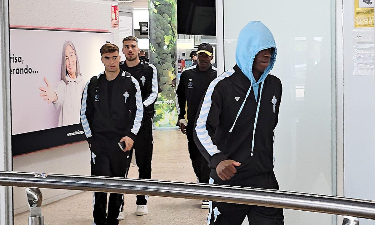 Aidoo, Mingueza, Álvaro Núñez y Moriba, ayer, al llegar a Peinador tras la derrota en Friburgo.