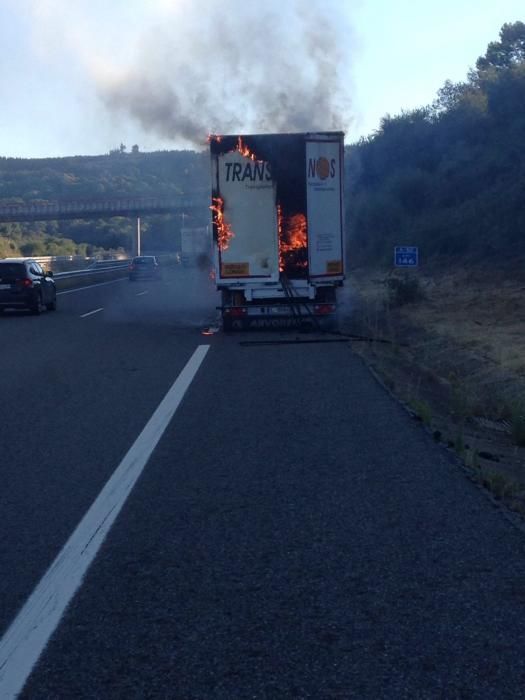 Un camión arde en Riós // FdV