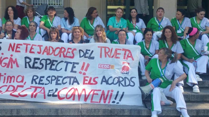 Concentració dels treballadors de la neteja del Trueta