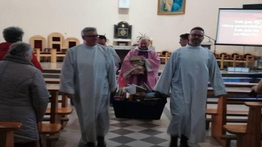 Sacerdotes en Polonia queman en la hoguera libros de Harry Potter