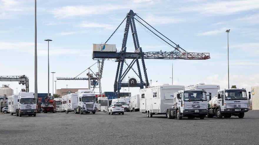 Vehículos pesados, caravanas y grúas en el muelle capitalino tras ser desembarcados del buque &#039;Gran Canaria Car&#039;.