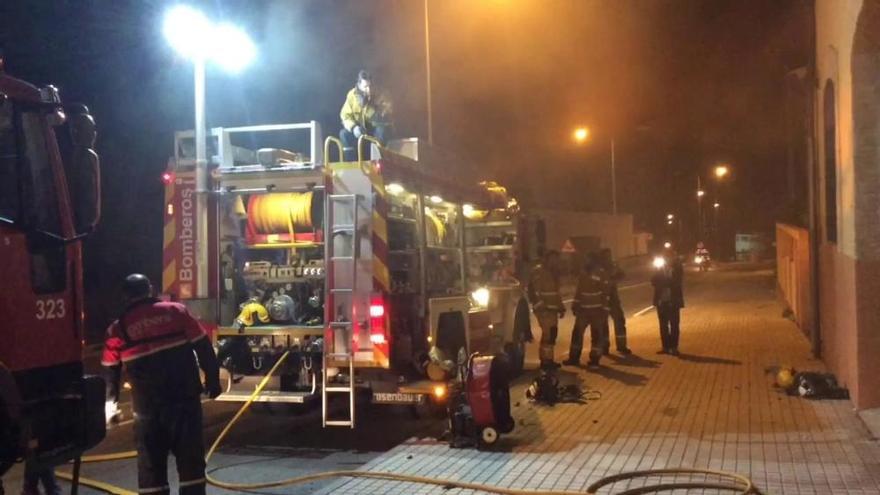 Un incendio en las naves de la empresa textil Hilaturas Ferre desata la alarma en Banyeres