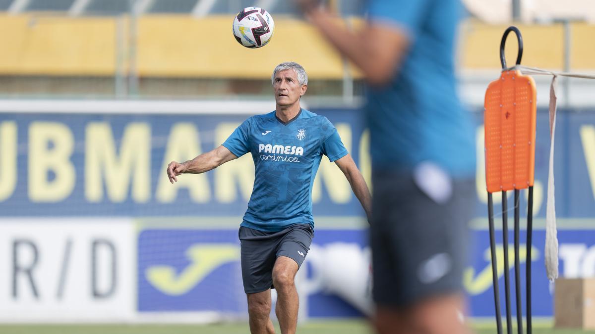 Quique Setién durante el entrenamiento de hoy.