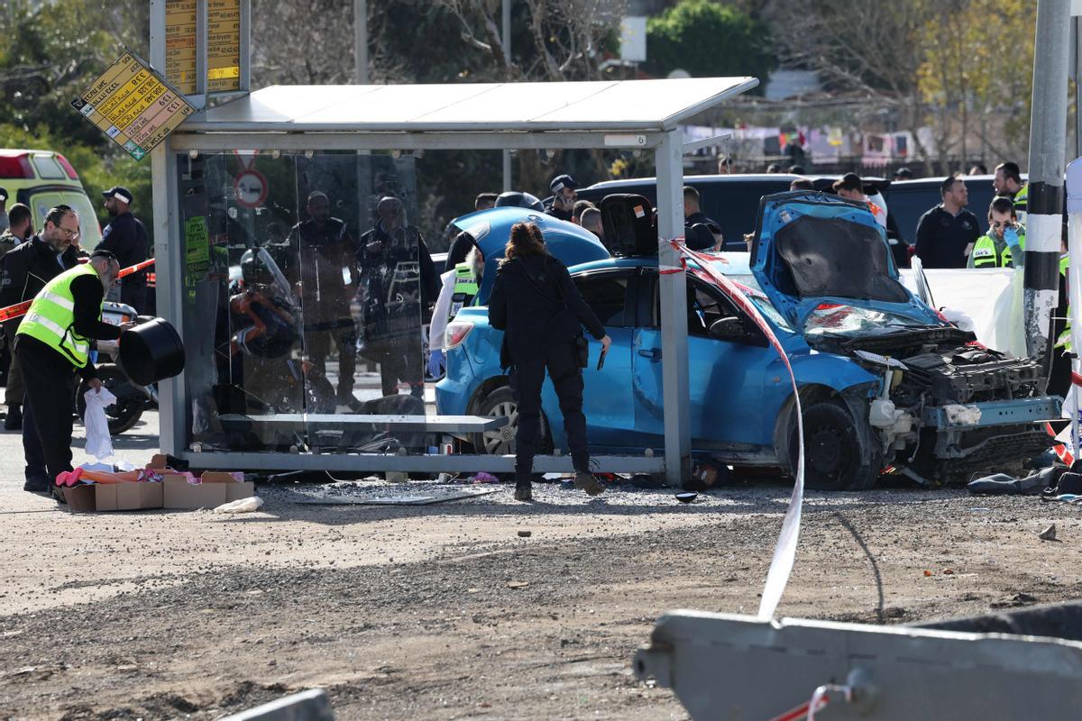 Un terrorista palestino arrolló deliberadamente con un automóvil a grupo de personas que estaban esperando el autobús en una parada del barrio de Ramot en Jerusalén.