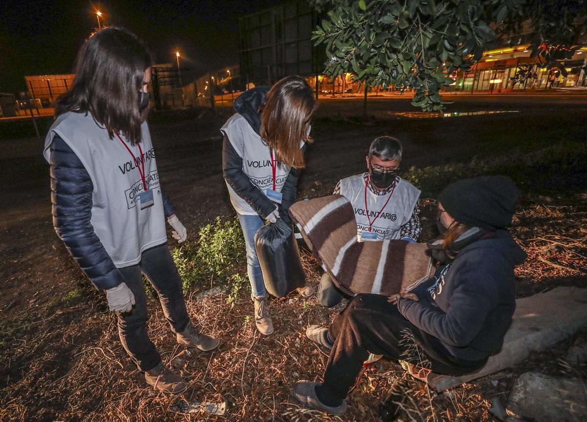 Voluntarias de Conciénciate entregan mantas a personas sin hogar durante las rachas de frío