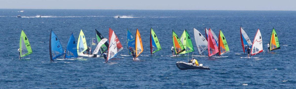 Los participantes en la cita disputada en aguas de la bahía de Portmany, en plena acción con sus tablas.