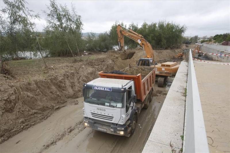 Labores de limpieza en el río Guadalquivir