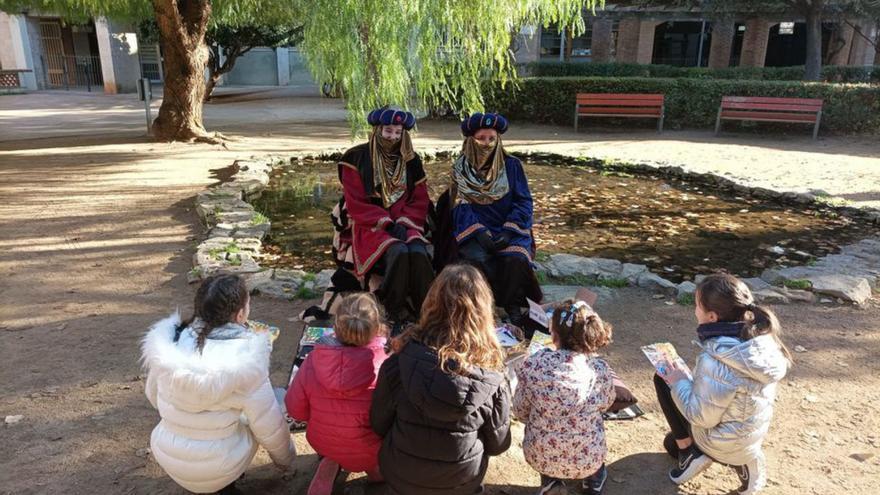 La recepció dels Patges amb la mainada del barri.