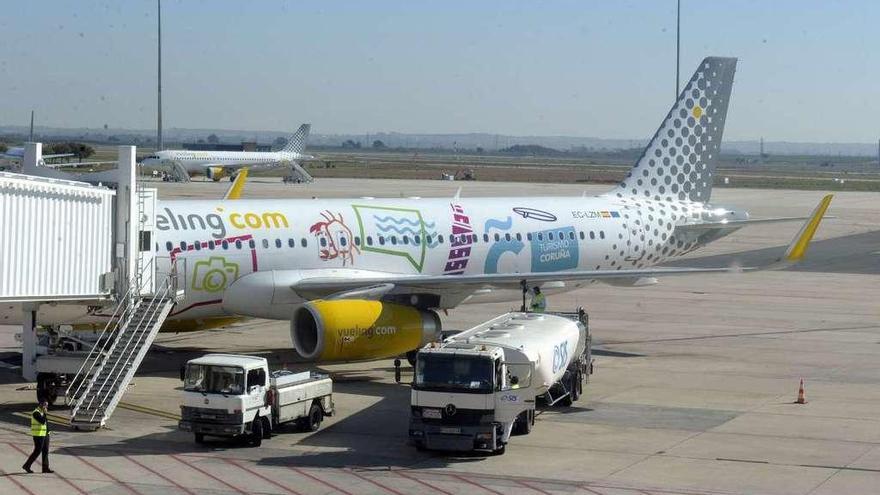 El avión de Vueling rotulado con motivos coruñeses.