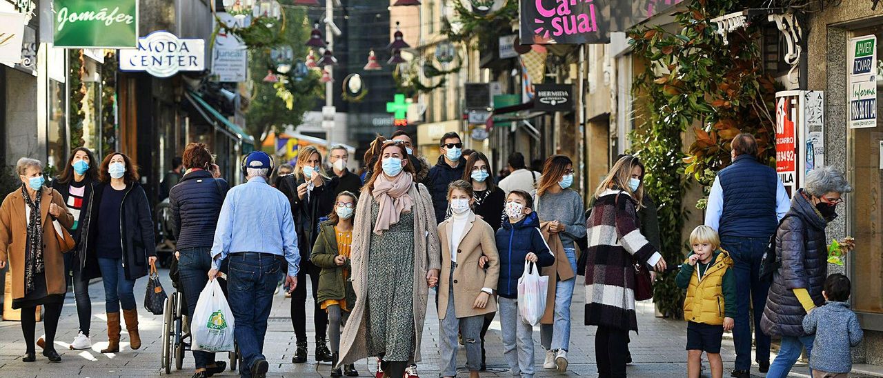 Ambiente animado ayer por las calles del centro de Pontevedra. | // GUSTAVO SANTOS Ambiente animado ayer por las calles del centro de Pontevedra. | // GUSTAVO SANTOS