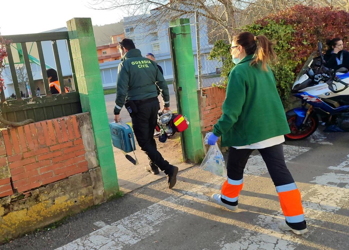 Guardia Civil y sanitarios acceden al campo de Seara para atender al futbolista.