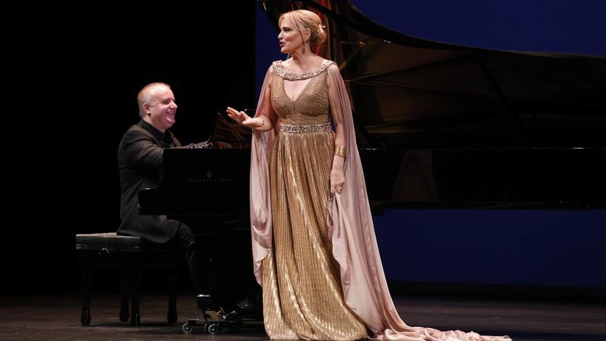 El pianista Josu de Solaun, con Ainhoa Arteta, ayer, al inicio del recital. | LUISMA MURIAS