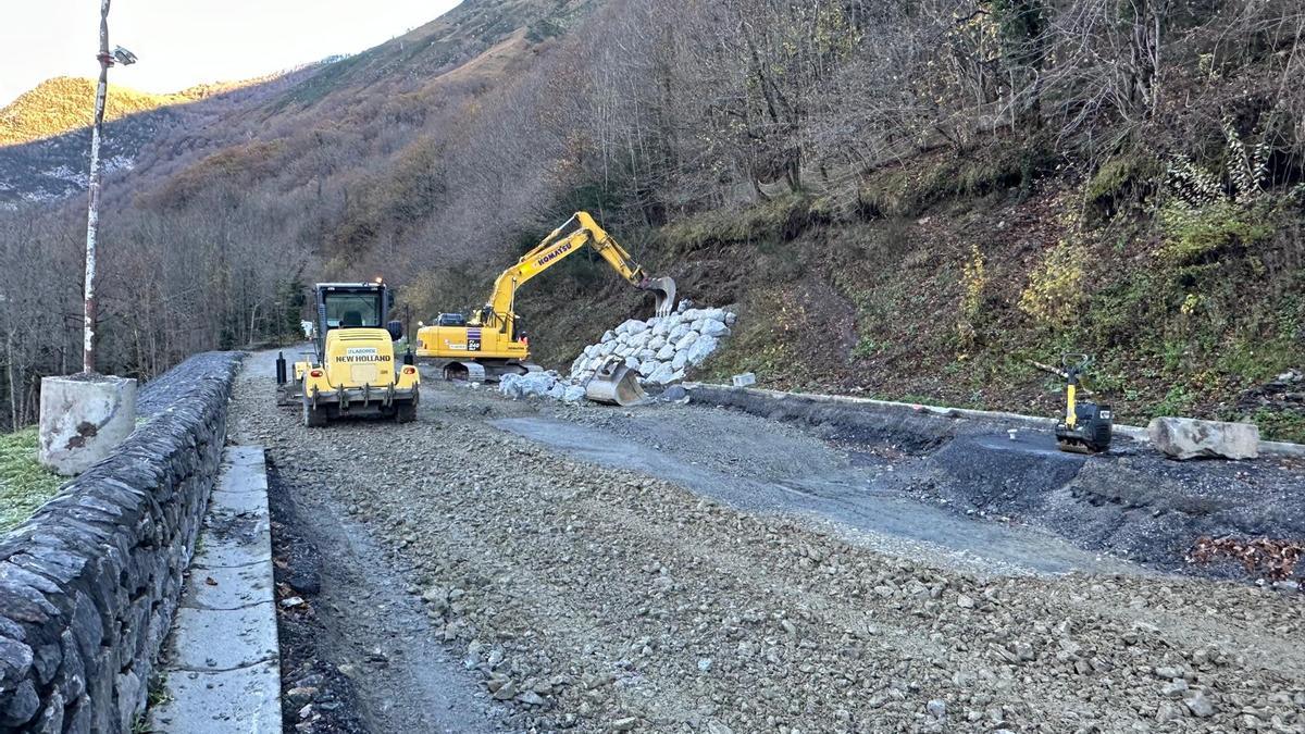 Obras en el socavón de la RN-134 francesa, este miércoles.