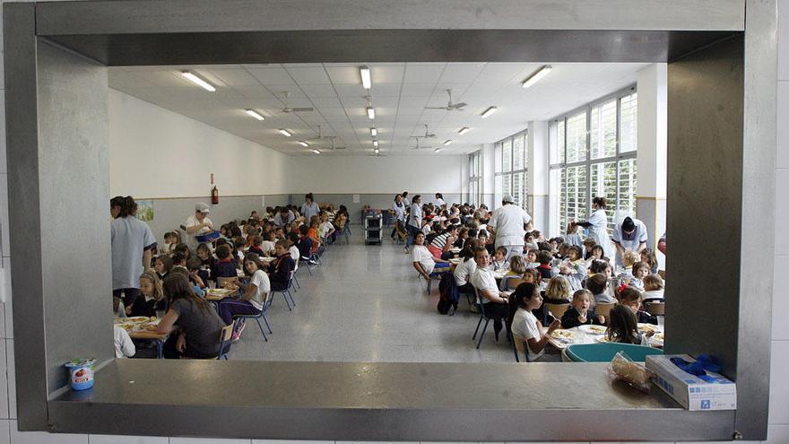 Alumnos almuerzan en el comedor de su colegio.