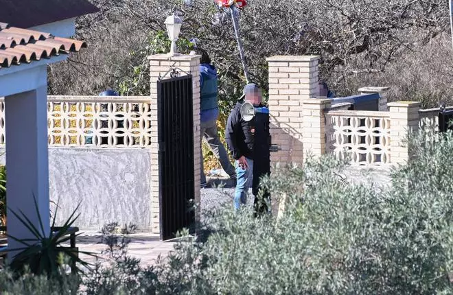 Un doble crimen mantiene acordonada una urbanización de Elche con un implicado atrincherado