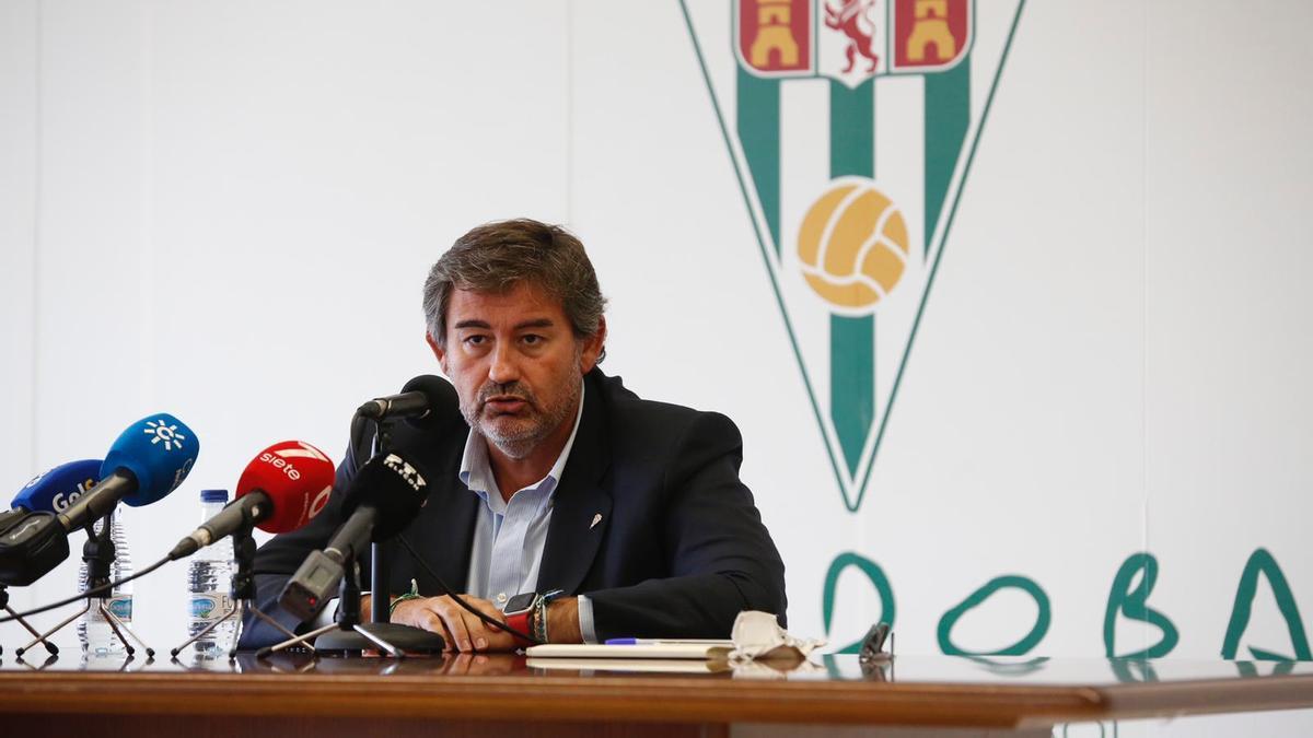 Javier González Calvo, en el salón de actos de El Arcángel, este miércoles, durante la presentación oficial de Germán Crespo.