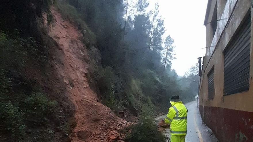 La lluvia causa nuevos desprendimientos junto al cauce del Serpis